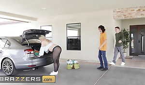 David Leaves His Friend To Play His Fun Alone & Goes To Be captivated by His Stepmom Hot Aggravation Hollywood - BRAZZERS