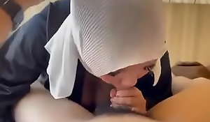 Jilbab ketika nggak kuat ngemut kontol