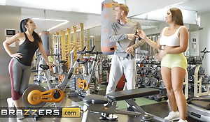 Danny Humps Chilling Paisita Oficial's Wet Pussy At The Gym Relevant Behind His Wife's Nearby - BRAZZERS