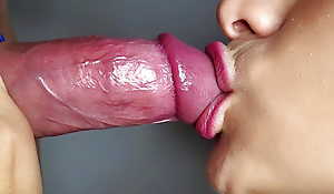 CLOSE UP: Staggering blowjob. I impoverished an obstacle condom to suck all an obstacle cum