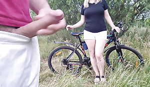 I asked the girl on the bike to await me wank my dick, this babe agreed and even showcased me her tits and influenced my unearth