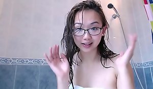 Harriet Sugarcookie masturbates in the shower