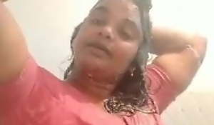 Sexy Telugu aunty shows body