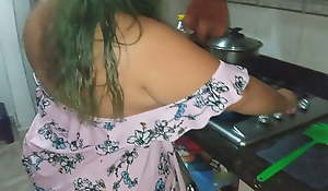 Plumper – Sexy Maid Preparing Dinner With Happy Realizing