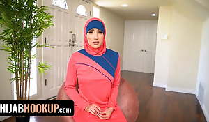 Hijab Hookup - X Muslim Tot Offers Her Pussy There Hotelman As Payment For Rent